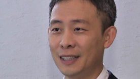 周迅首次担任评委主席 携手韩国导演许秦豪颁奖 2014-11-12 11月11日晚，第二届浙江青年电影节闭幕式暨颁奖典礼在杭州举行。